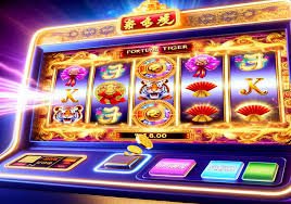 mnk33 App မိုဘိုင်းဖုန်းဖြင့် ကစားနေသောပုံ